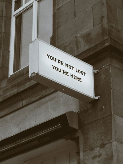 Panneau avec l'inscription you are not lost, you are here